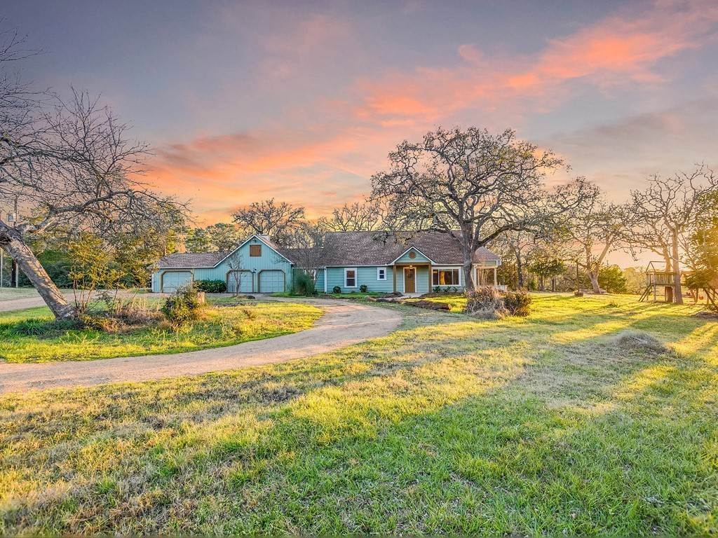 Single Family Homes por un Venta en 128 Copeland Hill Road Smithville, Texas 78957 Estados Unidos