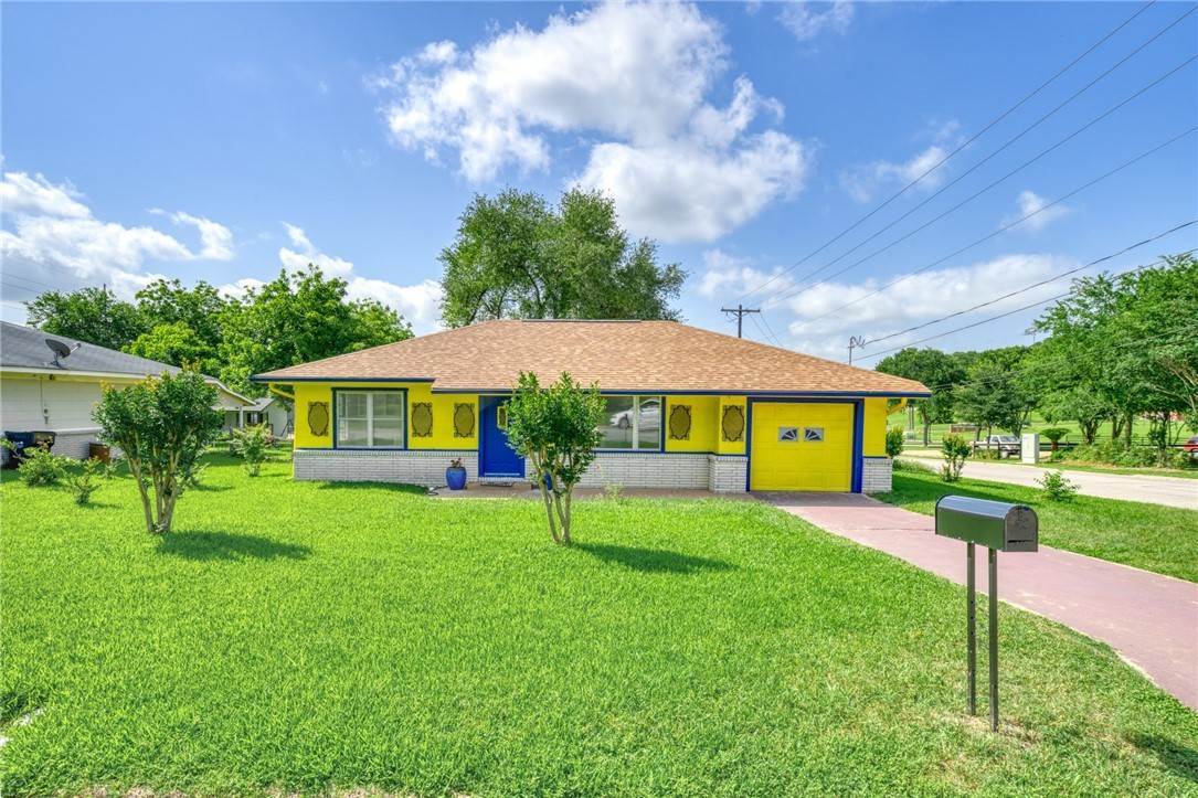 Single Family Homes for Sale at 207 GOESSLER Street Brenham, Texas 77833 United States