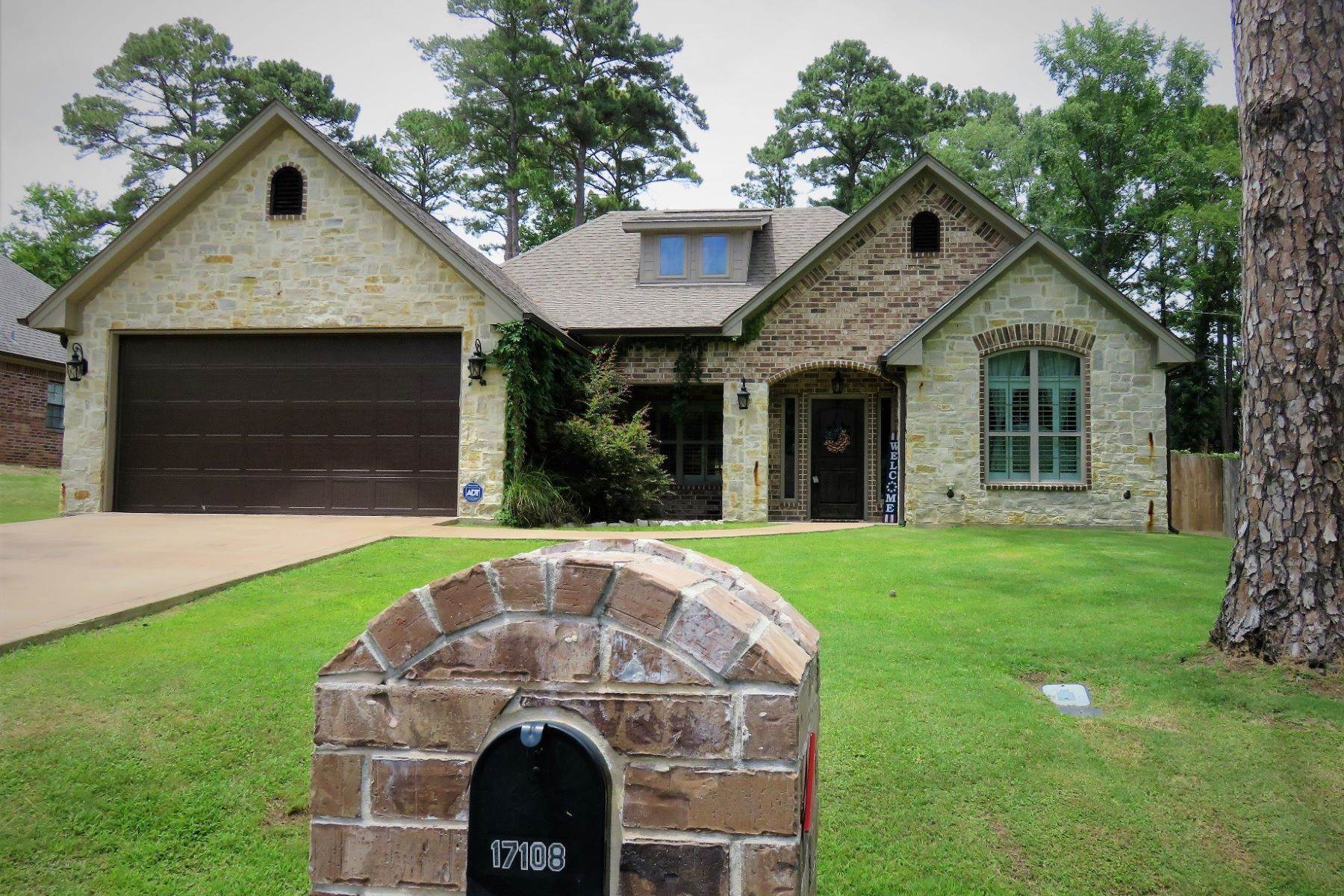 Single Family Homes for Sale at BEAUTIFUL BRICK & STONE HOME NEAR LAKE PALESTINE 17108 Mary Martin Dr Flint, Texas 75762 United States
