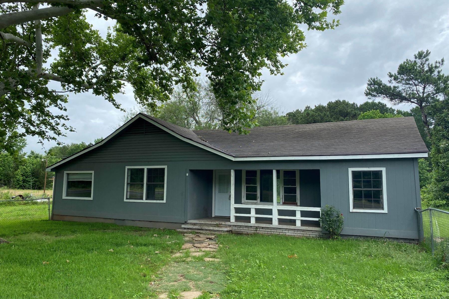 Single Family Homes por un Venta en RECENTLY UPDATED HOUSE & WORKSHOP ON SMALL ACREAGE JUST OUTSIDE OF TOWN 12969 S St Highway 19 Elkhart, Texas 75839 Estados Unidos