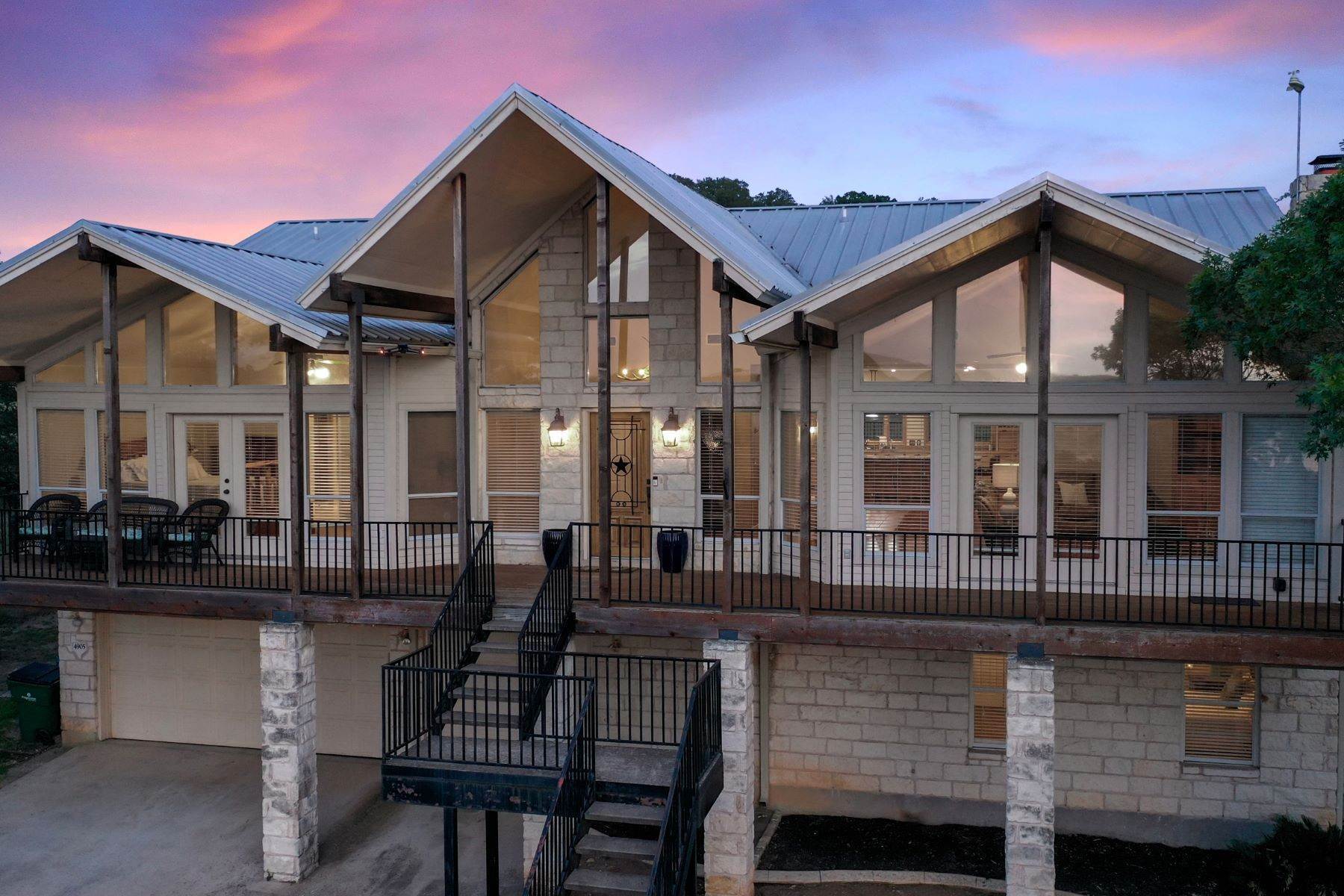 Single Family Homes por un Venta en Well Placed Golf Course Property with Stunning Main Level Views of Lake Travis 4905 Green Shore Circle Lago Vista, Texas 78645 Estados Unidos
