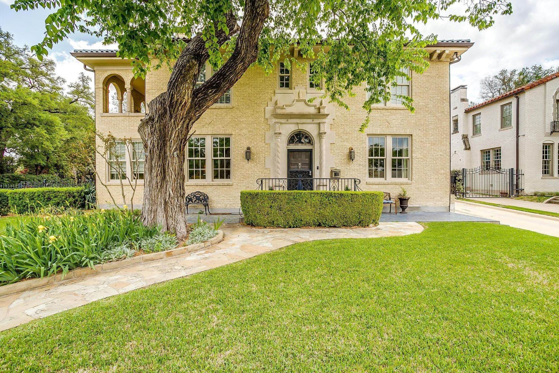 Single Family Homes for Sale at Hollywood Views Over Fort Worth 2217 Winton Terrace West Fort Worth, Texas 76109 United States