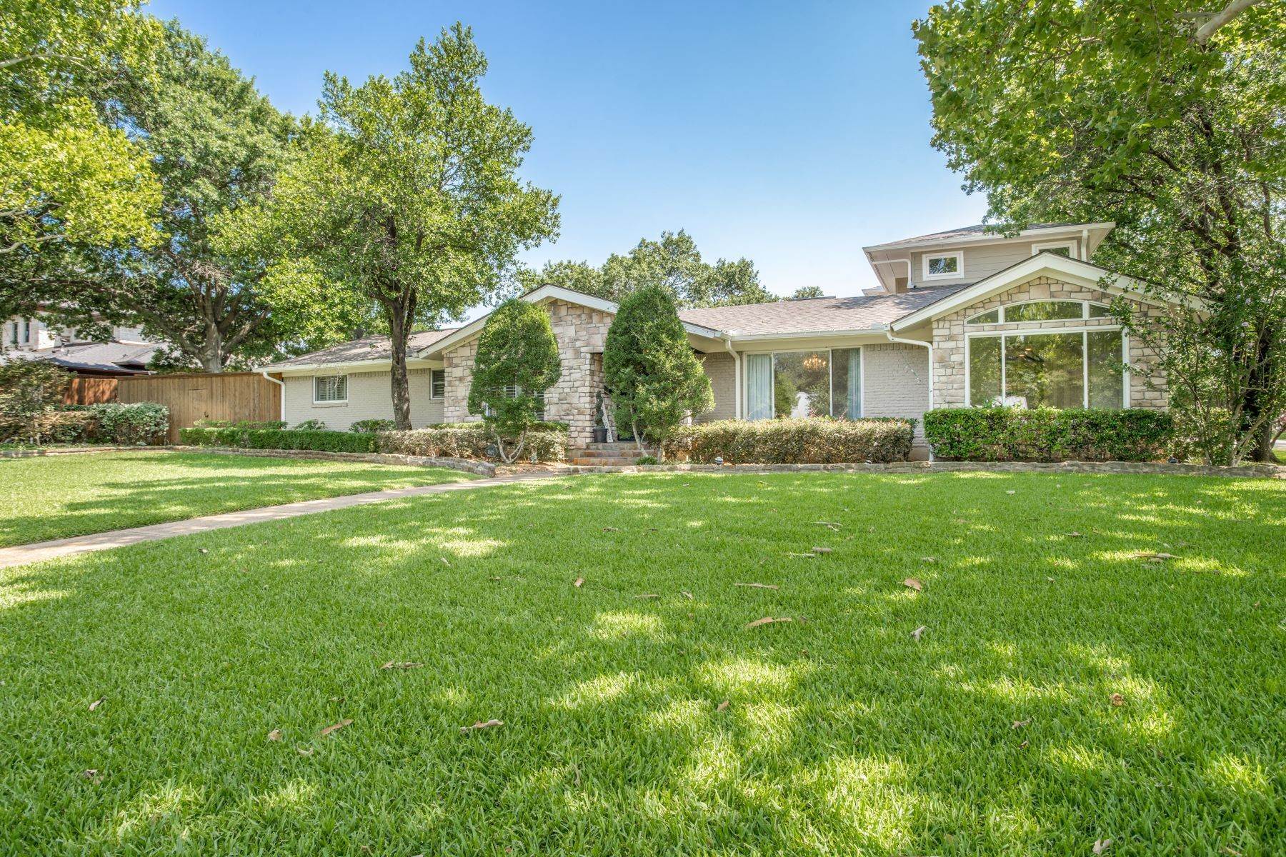 Single Family Homes en One of the Most Desirable Areas off of Midway Road 10422 Rosser Circle Dallas, Texas 75229 Estados Unidos