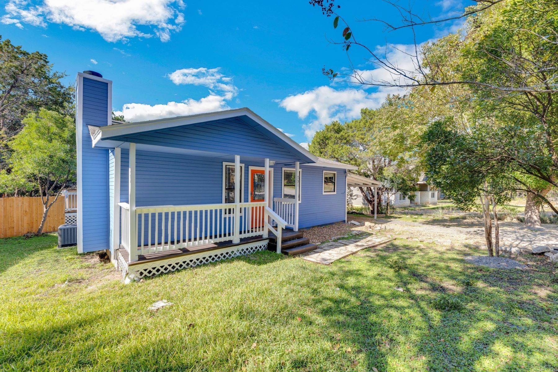 Single Family Homes por un Venta en Cute Updated Lake House! 731 Hillside Loop Canyon Lake, Texas 78133 Estados Unidos
