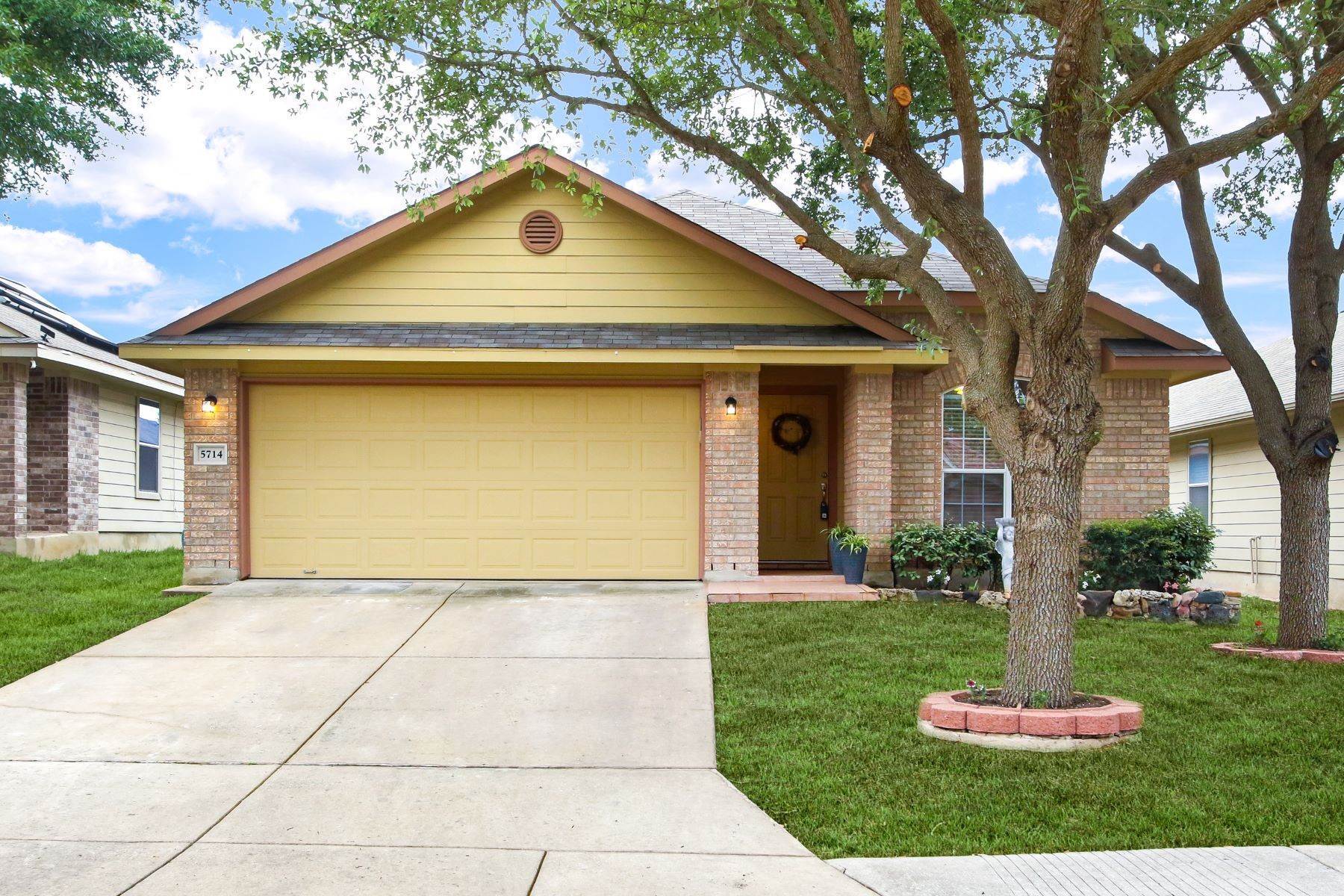 1. Single Family Homes at 5714 Grosmont Court San Antonio, Texas 78239 United States