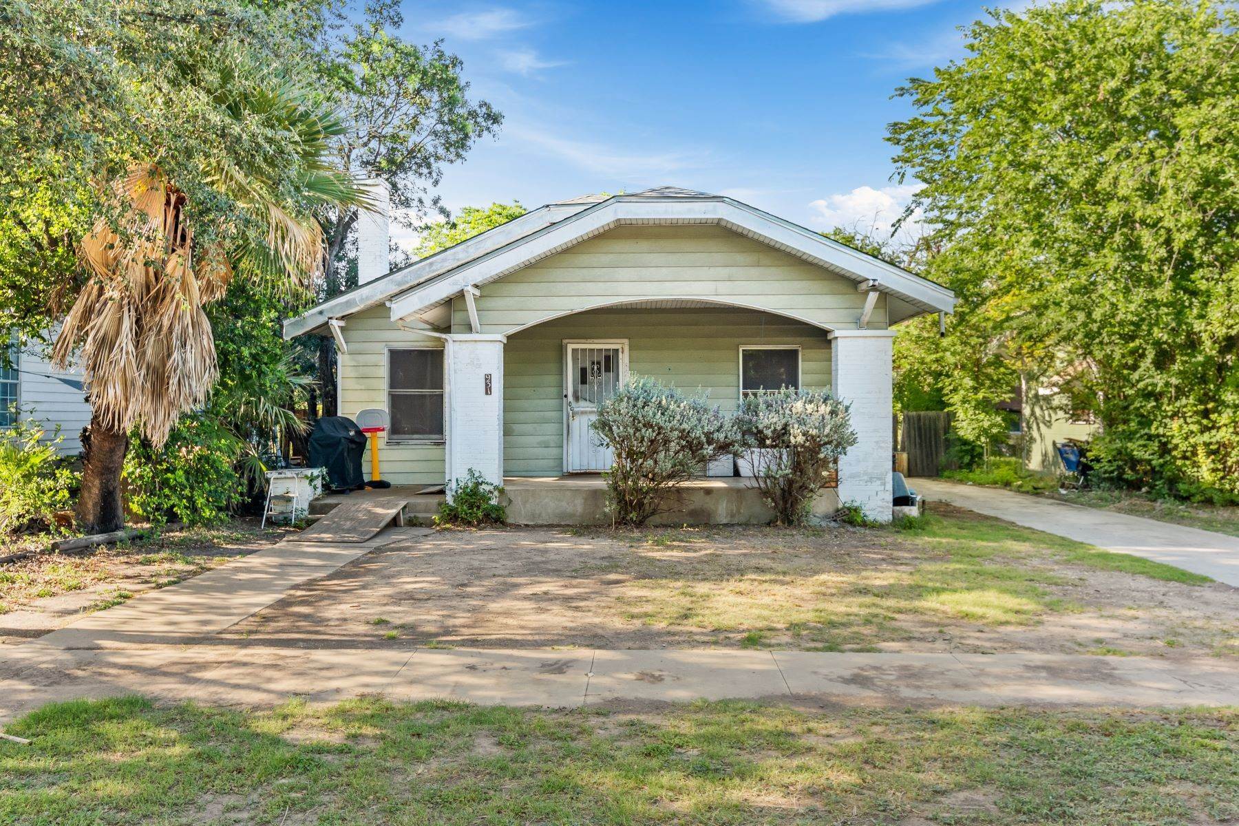Single Family Homes for Sale at 931 West Kings Highway, San Antonio, TX 78201 931 West Kings Highway San Antonio, Texas 78201 United States