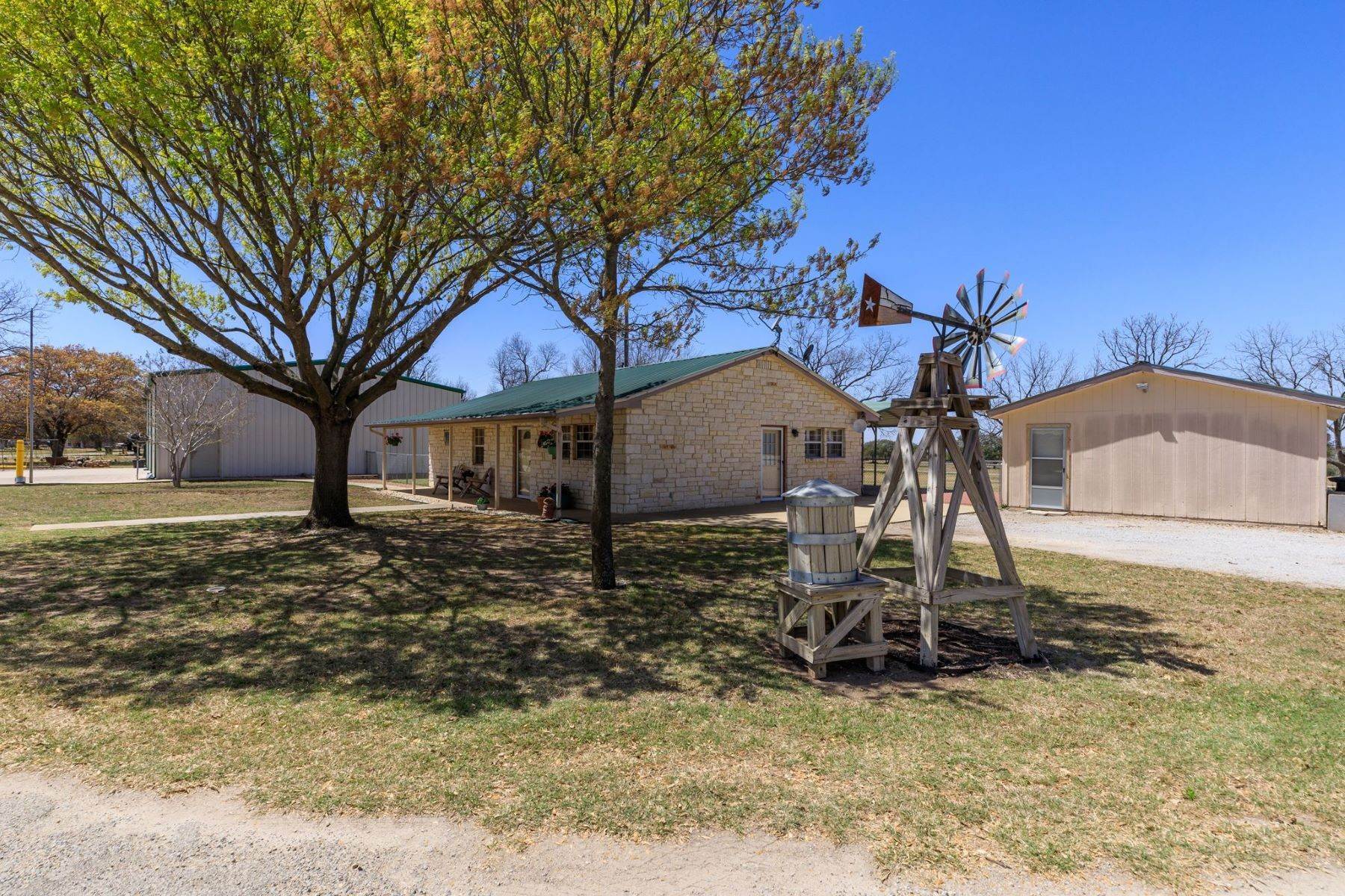 5. Single Family Homes at 305 East Loop Drive Brady, Texas 76825 United States