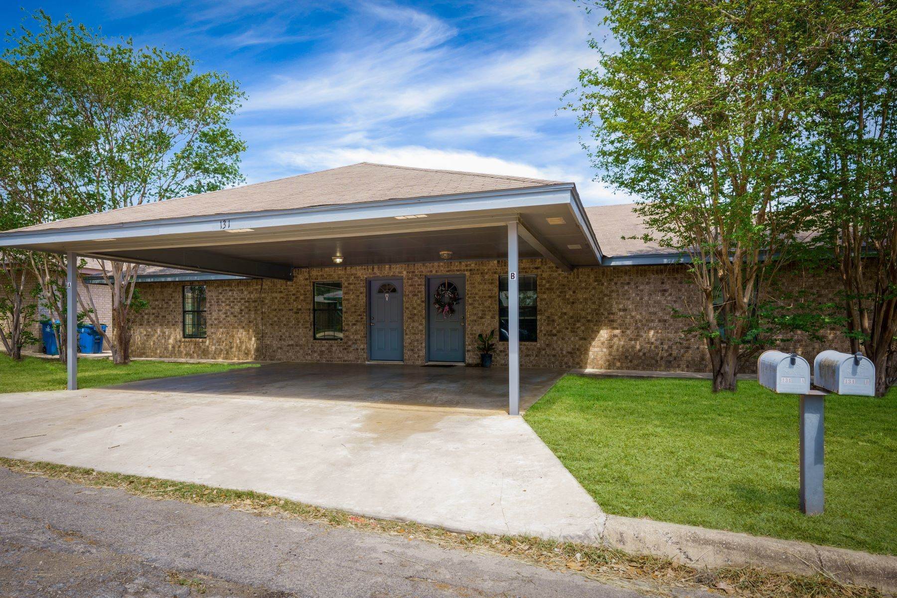 3. Duplex Homes at 131 South Mansfield Street Pleasanton, Texas 78064 United States