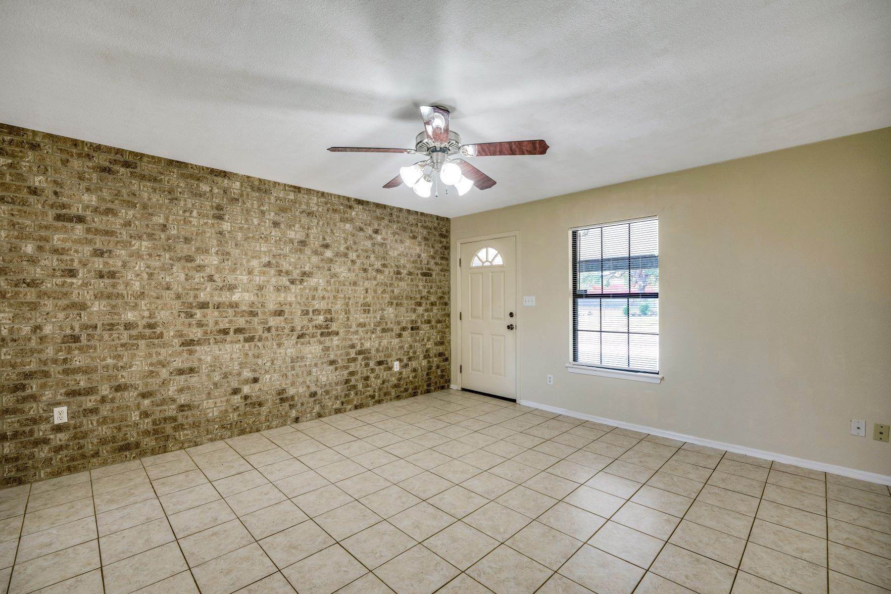 5. Duplex Homes at 131 South Mansfield Street Pleasanton, Texas 78064 United States